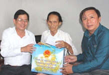 Chủ tịch UBND tỉnh Khánh Hòa thăm, tặng quà gia đình chính sách tiêu biểu