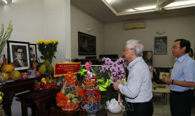 Tổng Bí thư Nguyễn Phú Trọng thắp hương tưởng niệm nguyên Tổng Bí thư Nguyễn Văn Linh
