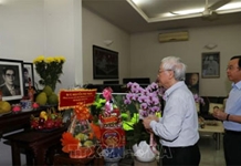 Tổng Bí thư Nguyễn Phú Trọng thắp hương tưởng niệm nguyên Tổng Bí thư Nguyễn Văn Linh