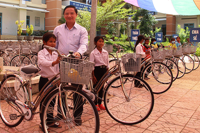 Bí thư Tỉnh ủy Nguyễn Khắc Định trao 100 xe đạp cho học sinh nghèo xã Thành Sơn