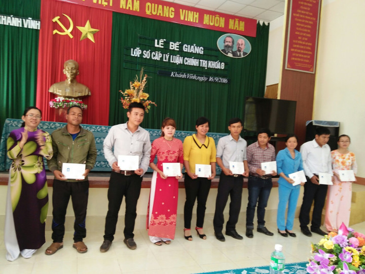 Bế giảng lớp Sơ cấp lý luận chính trị  khóa 8 năm 2016  tại Khánh Vĩnh