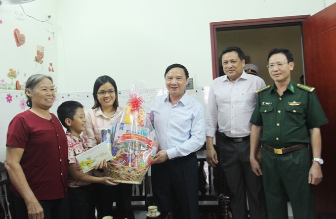 Bí thư Tỉnh ủy Khánh Hòa thăm, tặng quà gia đình các cán bộ, chiến sĩ đang công tác tại huyện đảo Trường Sa