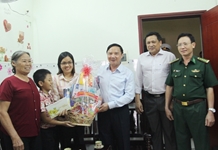 Bí thư Tỉnh ủy Khánh Hòa thăm, tặng quà gia đình các cán bộ, chiến sĩ đang công tác tại huyện đảo Trường Sa