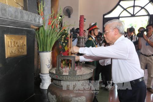 Tổng Bí thư Nguyễn Phú Trọng dâng hương, dâng hoa tại Khu Lưu niệm Tổng Bí thư Lê Duẩn