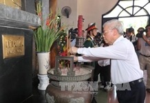 Tổng Bí thư Nguyễn Phú Trọng dâng hương, dâng hoa tại Khu Lưu niệm Tổng Bí thư Lê Duẩn