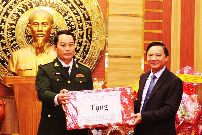 Bí thư Tỉnh ủy Khánh Hòa Nguyễn Khắc Định thăm các đơn vị quân đội