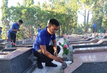 Gần 500 đoàn viên, thanh niên viếng nghĩa trang liệt sĩ Hòn Dung