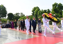 Lãnh đạo Đảng, Nhà nước, Quân đội tưởng niệm các anh hùng liệt sĩ và vào Lăng viếng Chủ tịch Hồ Chí Minh