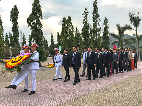 Lãnh đạo tỉnh Khánh Hòa viếng, đặt vòng hoa tại Nghĩa trang liệt sĩ Hòn Dung