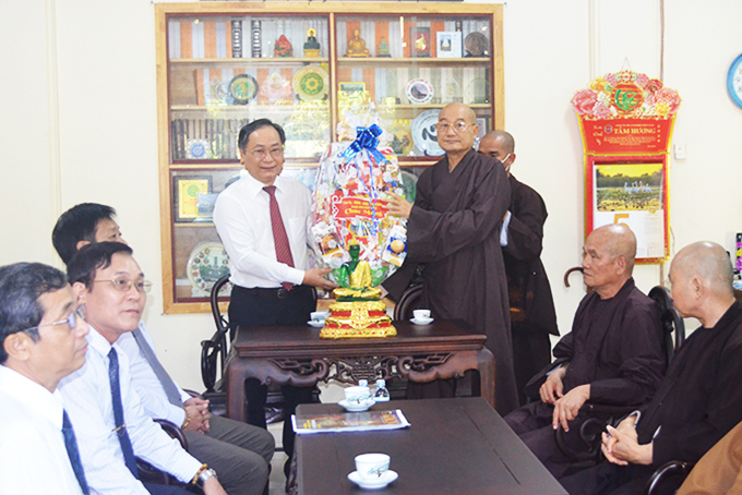 Lãnh đạo tỉnh chúc mừng Ban Trị sự Giáo hội Phật giáo Việt Nam tỉnh nhân dịp Đại lễ Phật đản 2020