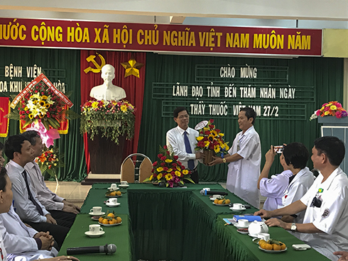 Chủ tịch HĐND tỉnh thăm các cơ sở y tế nhân Ngày thầy thuốc Việt Nam