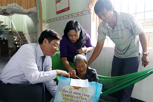 Chủ tịch tỉnh thăm, tặng quà gia đình chính sách tiêu biểu ở Cam Ranh