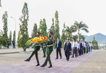 Lãnh đạo tỉnh viếng và đặt vòng hoa tại Nghĩa trang liệt sĩ Hòn Dung