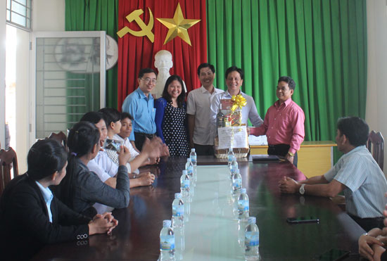 Ban Tuyên giáo Tỉnh ủy trao tặng quà Tết cho các hộ nghèo xã Sơn Lâm (huyện Khánh Sơn)