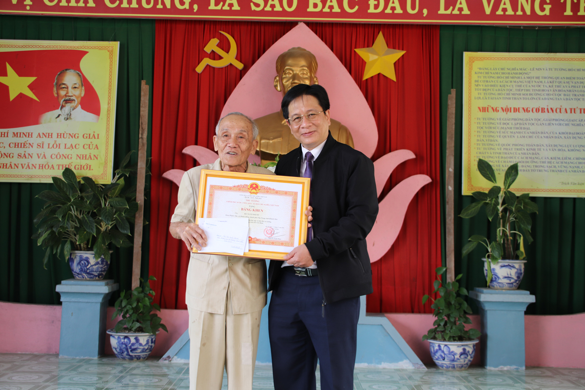 Thủ tướng Chính phủ tặng bằng khen cho ông Bùi Xuân Phước
