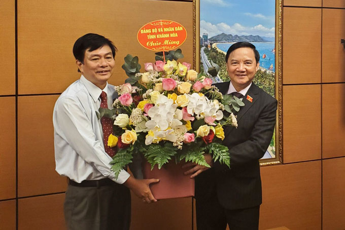 Đảng bộ, chính quyền và nhân dân tỉnh Khánh Hòa tặng hoa, chúc mừng tân Phó Chủ tịch Quốc hội Nguyễn Khắc Định