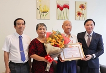 Bí thư Tỉnh ủy trao Huy hiệu 70 năm tuổi Đảng cho đảng viên lão thành