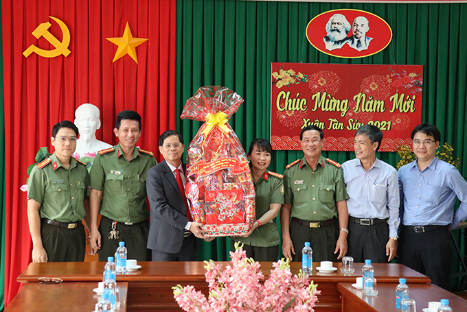 Chủ tịch UBND tỉnh Nguyễn Tấn Tuân thăm các đơn vị trực chiến