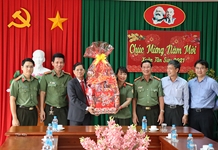 Chủ tịch UBND tỉnh Nguyễn Tấn Tuân thăm các đơn vị trực chiến