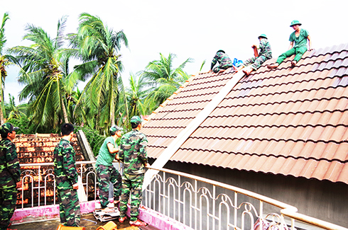 Bộ đội Biên phòng tỉnh Khánh Hòa: Giúp dân sửa nhà