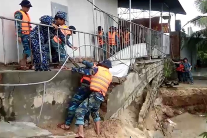 Lực lượng quân đội giúp dân ứng phó mưa lũ ở Khánh Hòa