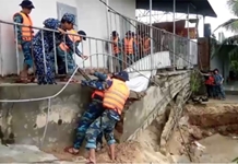 Lực lượng quân đội giúp dân ứng phó mưa lũ ở Khánh Hòa