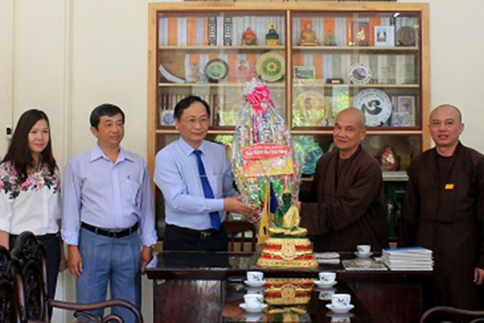 Lãnh đạo tỉnh thăm, tặng quà tại Ban Trị sự Giáo hội Phật giáo Việt Nam tỉnh