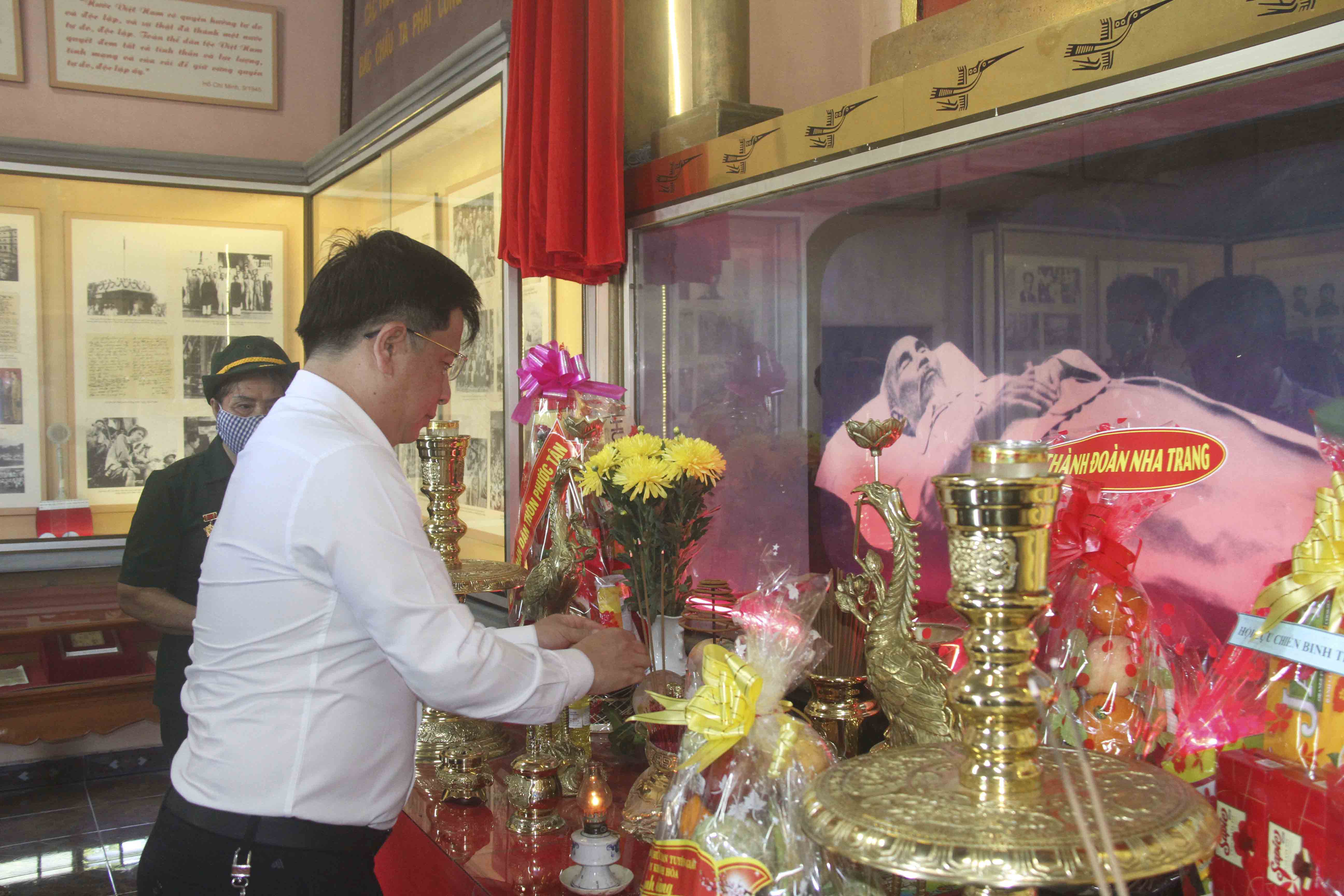 Ông Hồ Văn Mừng dâng hương tại Khu tưởng niệm Chủ tịch Hồ Chí Minh ở TP. Nha Trang
