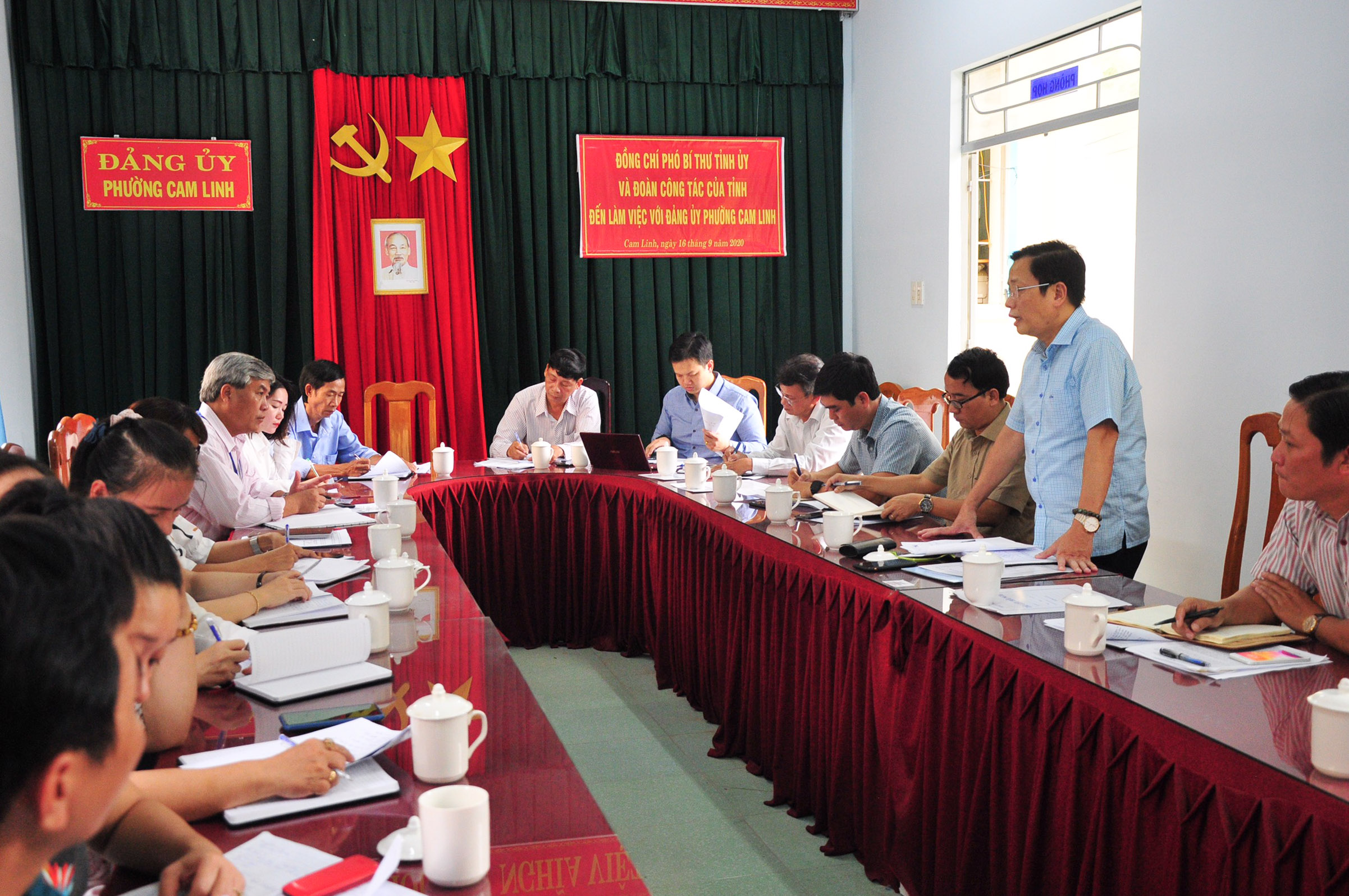 Ông Hà Quốc Trị làm việc với Đảng ủy phường Cam Linh