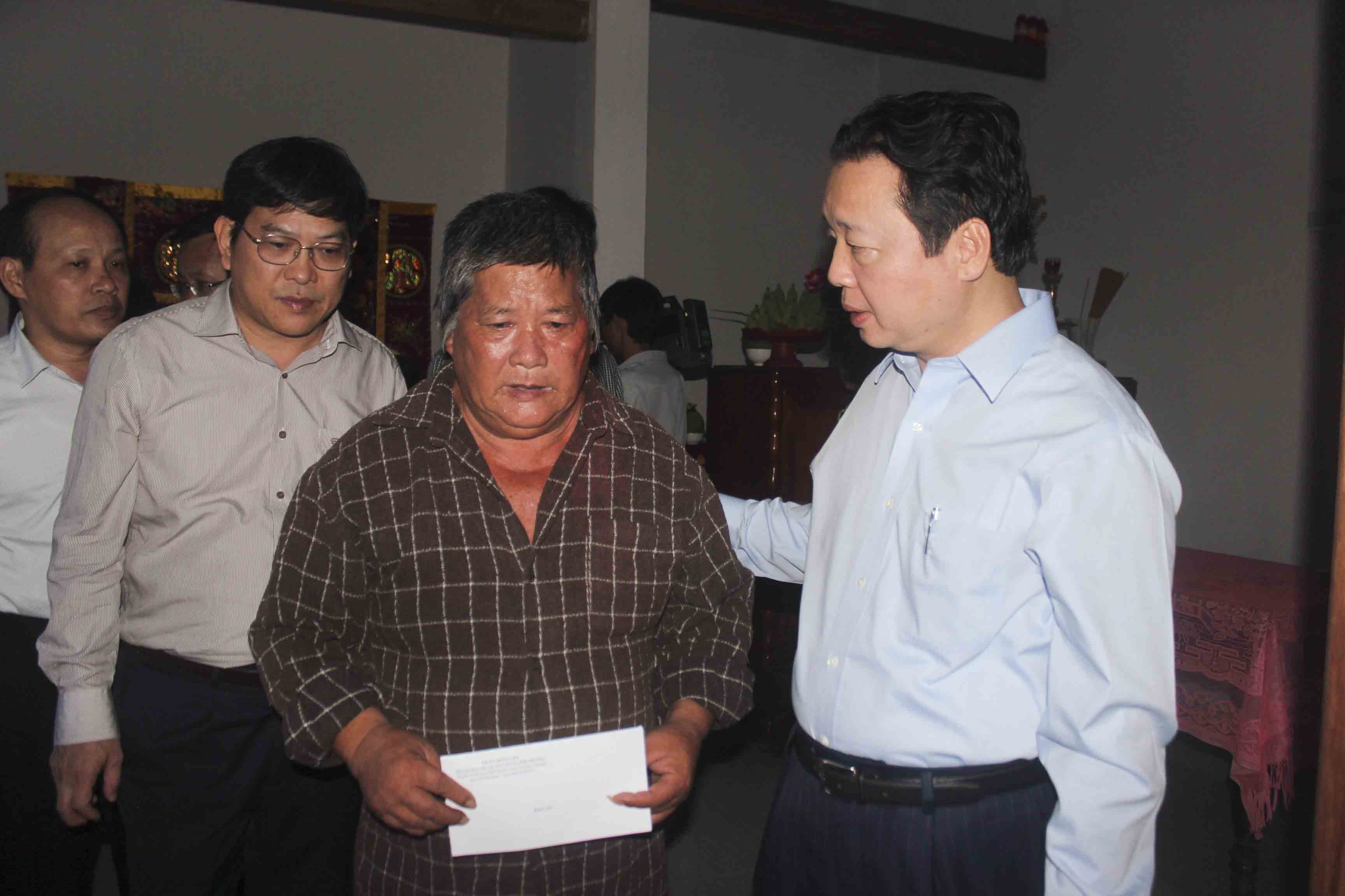 Bộ trưởng Trần Hồng Hà làm việc tại Vạn Ninh về khắc phục bão số 12