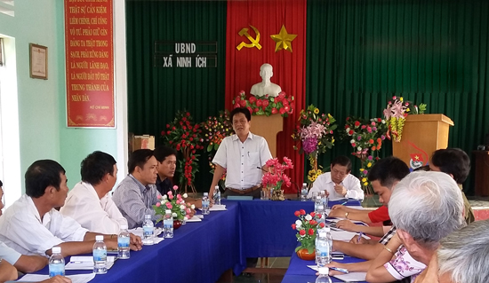 Đồng chí Hồ Văn Mừng làm việc với Đảng ủy xã Ninh Ích (thị xã Ninh Hòa)