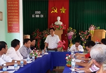 Đồng chí Hồ Văn Mừng làm việc với Đảng ủy xã Ninh Ích (thị xã Ninh Hòa)