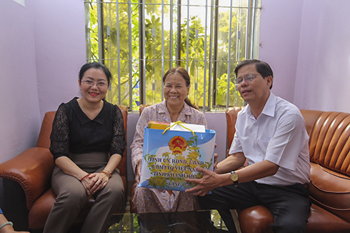 Ông Nguyễn Tấn Tuân thăm, tặng quà các gia đình chính sách tiêu biểu huyện Diên Khánh