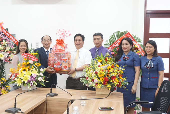 Ban Tuyên giáo Tỉnh ủy thăm, chúc mừng Sở Giáo dục và Đào tạo và một số trường nhân Ngày Nhà giáo Việt Nam