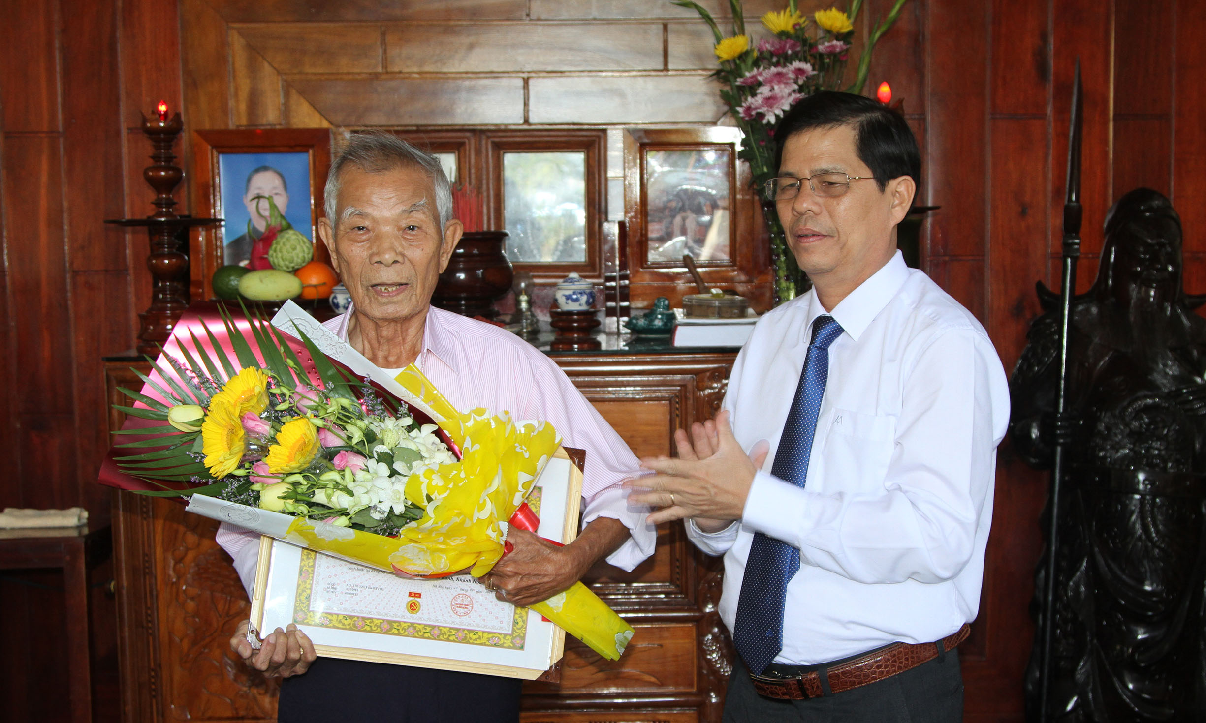 Chủ tịch HĐND tỉnh trao huy hiệu 60 năm tuổi Đảng cho đảng viên tại TP. Cam Ranh