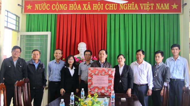 Thăm, tặng quà các hộ gia đình chính sách, hộ nghèo xã Sơn Lâm, huyện Khánh Sơn
