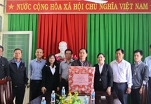 Thăm, tặng quà các hộ gia đình chính sách, hộ nghèo xã Sơn Lâm, huyện Khánh Sơn