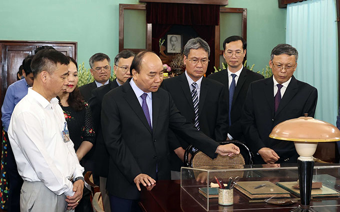 Thủ tướng Nguyễn Xuân Phúc dâng hương tưởng niệm Chủ tịch Hồ Chí Minh