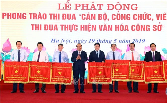 Thủ tướng Nguyễn Xuân Phúc phát động Phong trào thi đua “Cán bộ, công chức, viên chức, thi đua thực hiện văn hóa công sở”