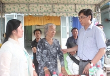 Chủ tịch UBND tỉnh Khánh Hòa thăm gia đình có người chết do sạt lở núi