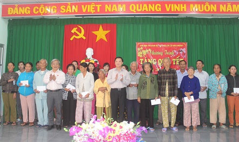 Đoàn đại biểu Quốc hội tỉnh trao 75 suất quà Tết cho người dân huyện Vạn Ninh