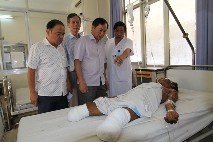 Lãnh đạo tỉnh thăm nạn nhân bị thương trong vụ nổ ở Khánh Sơn