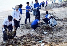 Đoàn viên thanh niên ra quân dọn vệ sinh bãi biển sau mưa lũ