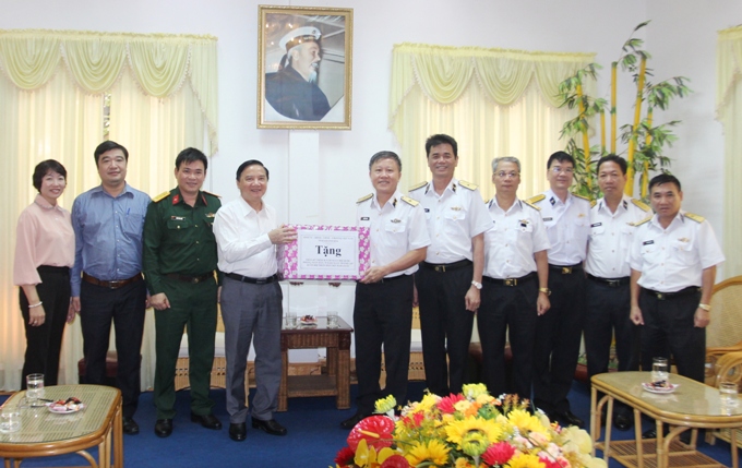 Bí thư Tỉnh ủy Khánh Hòa thăm các đơn vị quân đội đứng chân trên địa bàn