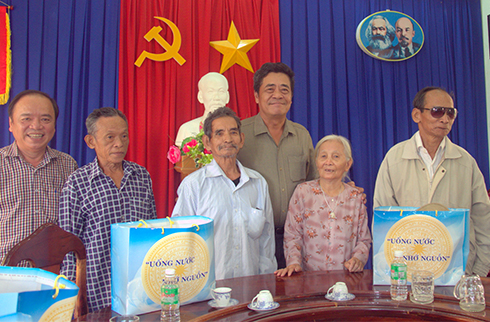 Bí thư Tỉnh ủy thăm, tặng quà các gia đình chính sách tiêu biểu huyện Khánh Vĩnh
