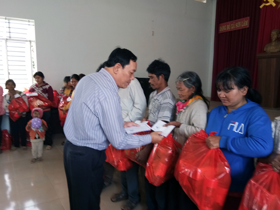 Tặng quà Tết Nguyên đán Mậu Tuất – 2018 cho các gia đình chính sách, gia đình nghèo xã Sơn Lâm, huyện Khánh Sơn
