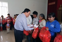 Tặng quà Tết Nguyên đán Mậu Tuất – 2018 cho các gia đình chính sách, gia đình nghèo xã Sơn Lâm, huyện Khánh Sơn