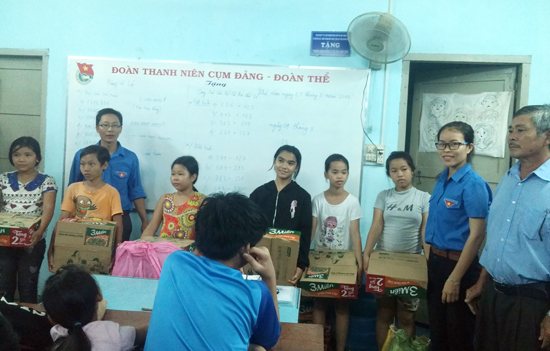 Trao quà 40 suất quà cho các em học sinh lớp học tình thương phường Vĩnh Phước