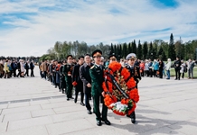 Cộng đồng người Việt Nam tại Saint Petersburg tham gia Lễ tưởng niệm Hồng quân Liên Xô