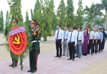 Lãnh đạo tỉnh và TP. Nha Trang viếng, đặt vòng hoa tại Nghĩa trang Liệt sĩ Hòn Dung